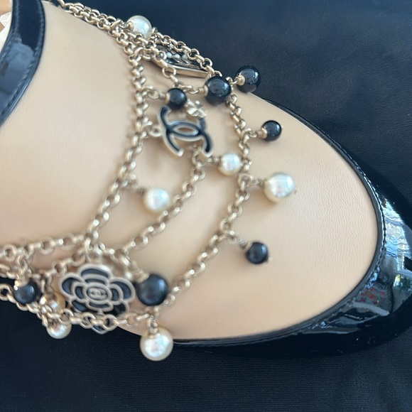 Chanel rare mule slip ons with gold chain. Leather with black patent leather - Picture 5 of 5